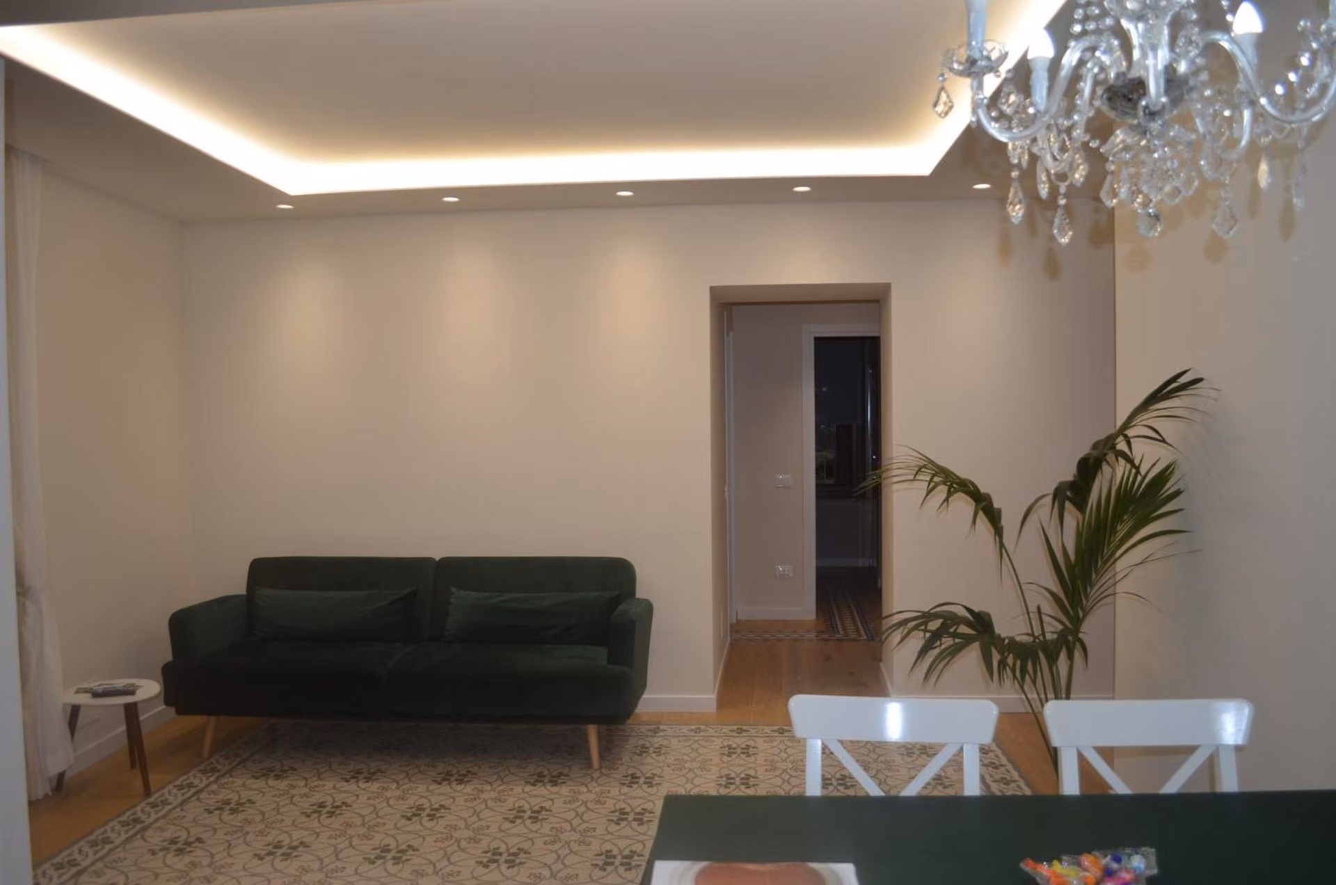 Soggiorno con divani e luce naturale di un appartamento di Palazzo del Principe a Castel di Sangro