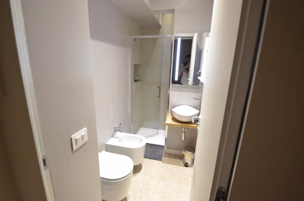 Bagno con lavandino, specchio e doccia