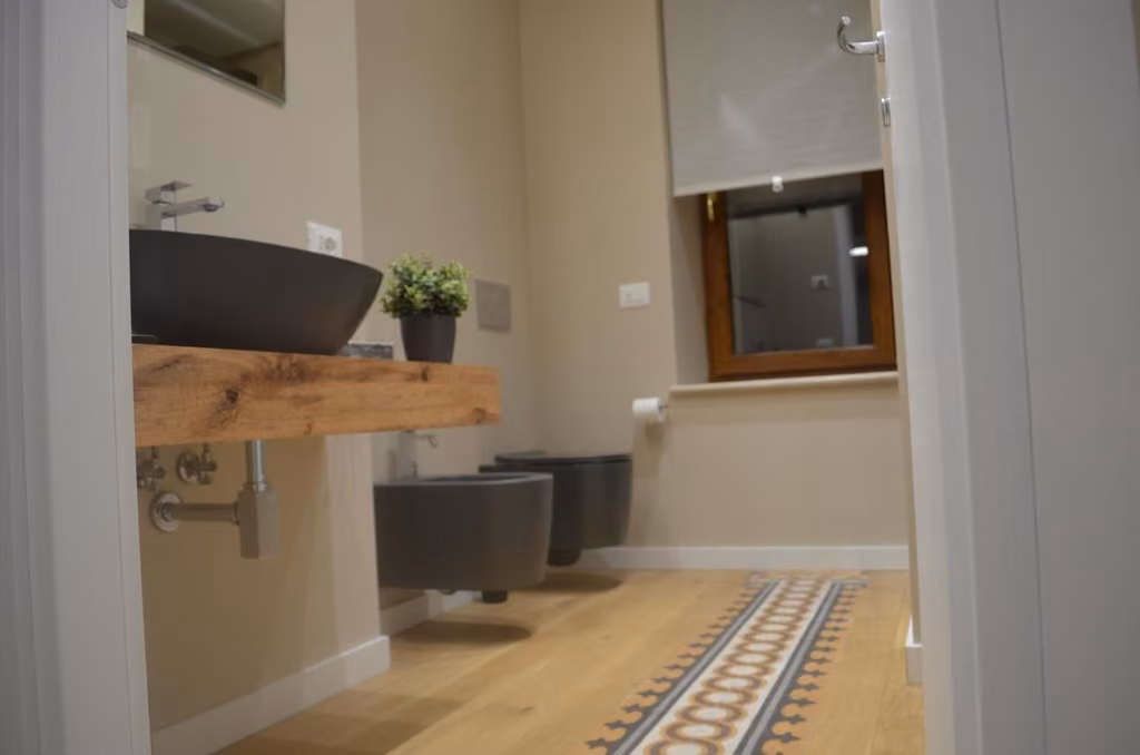 Bagno privato dell'appartamento con doccia