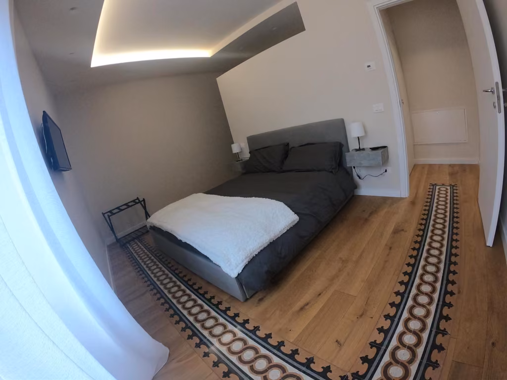Camera da letto dell'appartamento con armadio