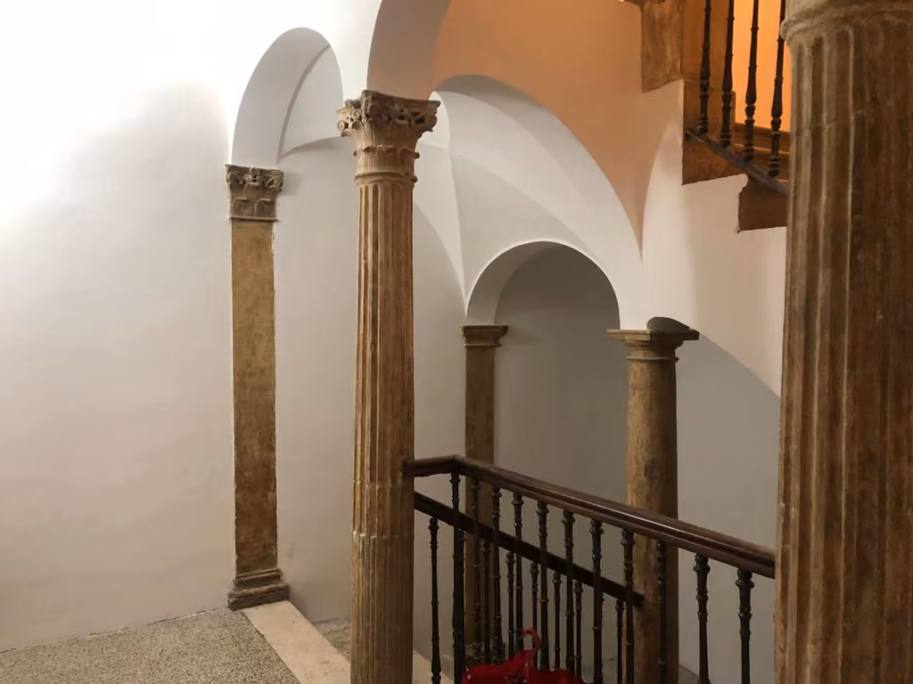 Corridoio con colonne e scala del palazzo storico a Castel di Sangro