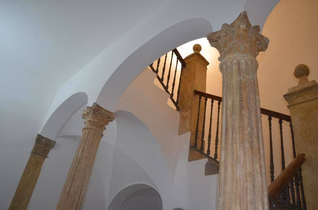 Scala con colonne e scalinata in pietra del palazzo